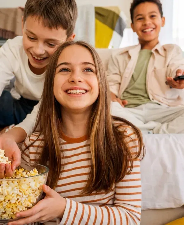 Chicos mirando series por Sensa TV