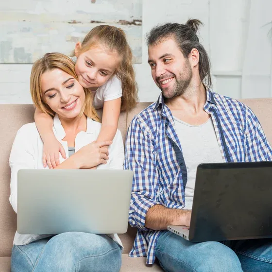 Familia conectada en casa con Telpín