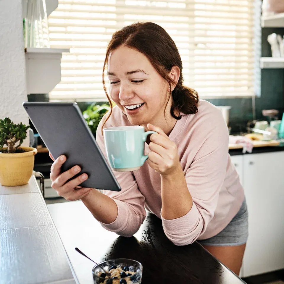 Mujer revisando su tablet con Telpín