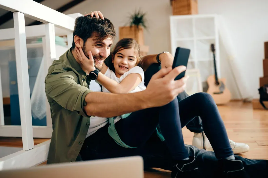 Familia sacándose una selfie con el celular