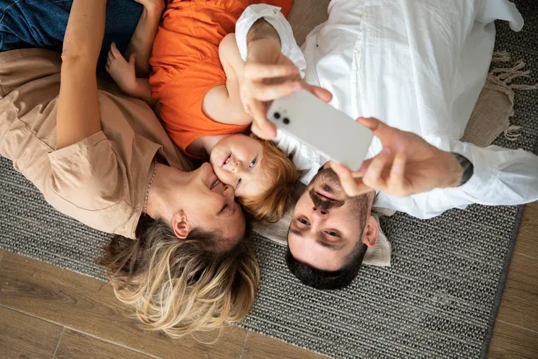 Familia mirando el celular en familia